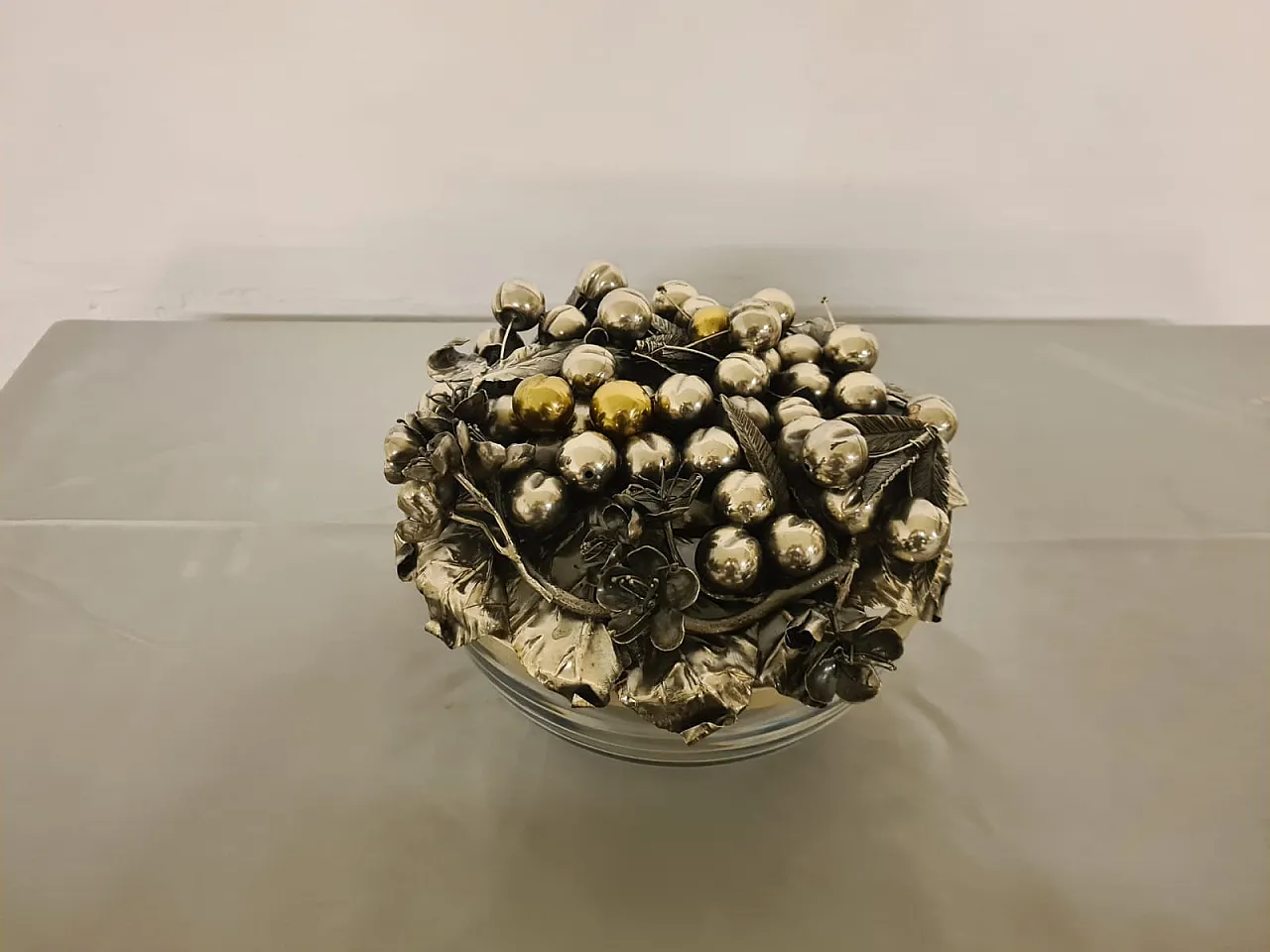 Centerpiece with silver lid, 17