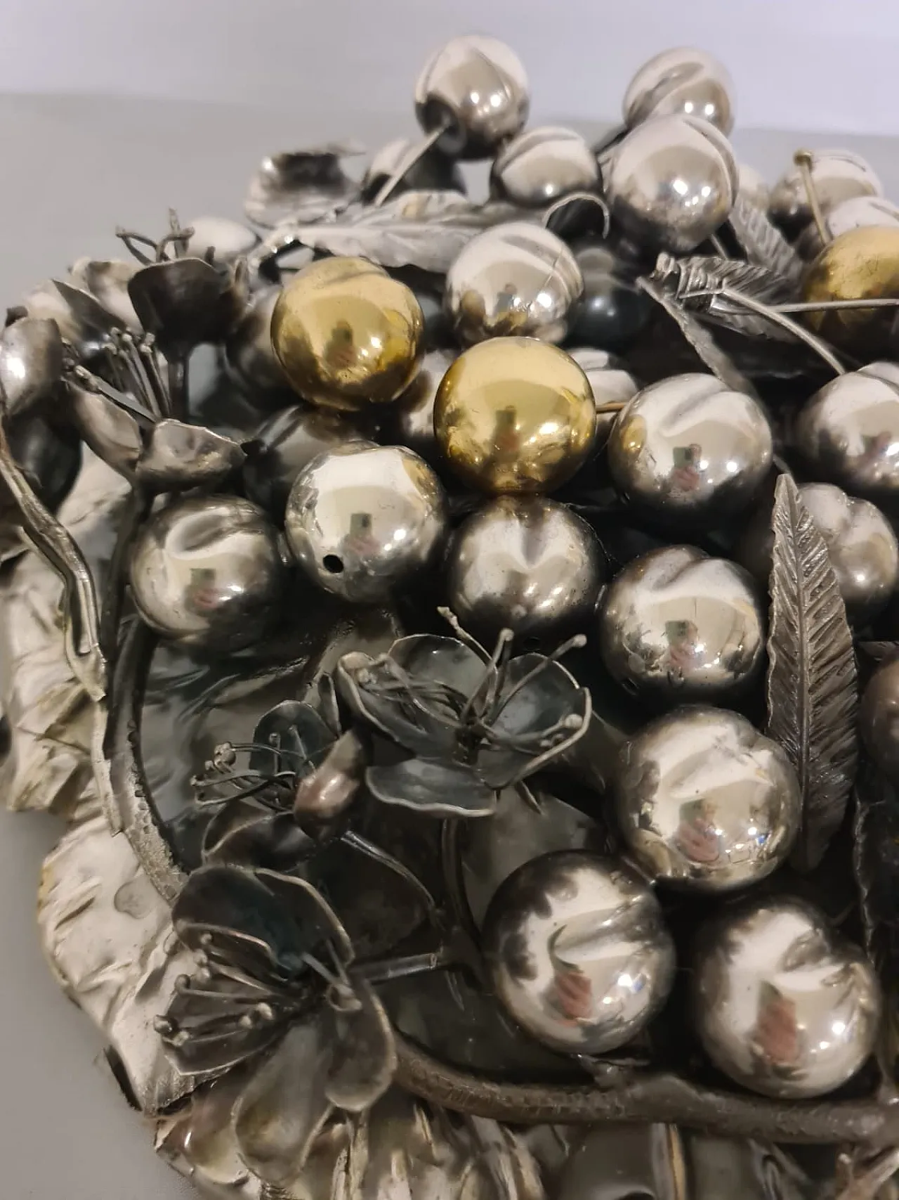 Centerpiece with silver lid, 18