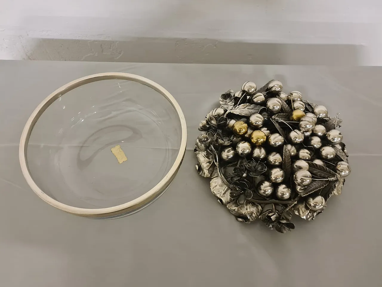 Centerpiece with silver lid, 21