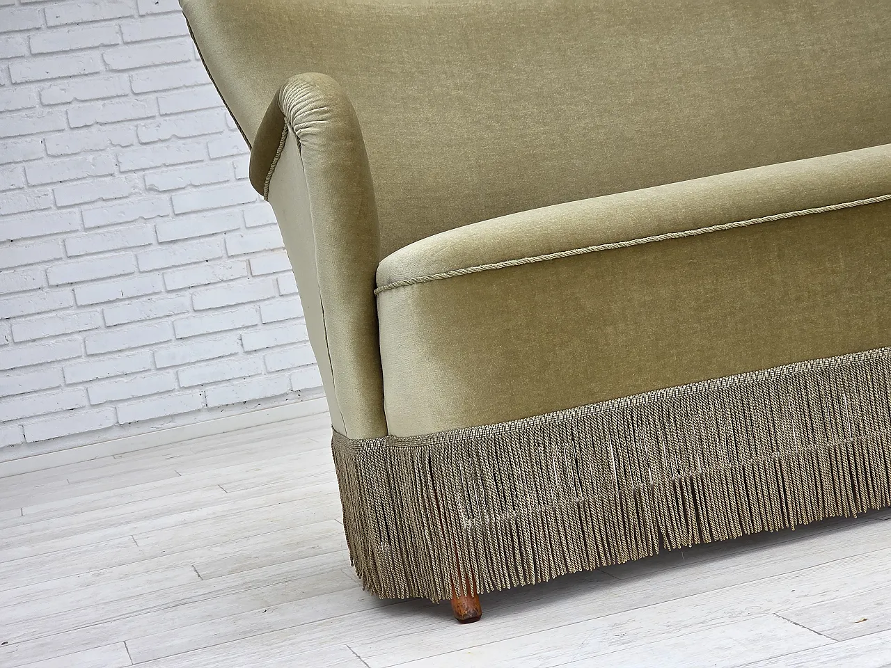 Divano danese a 2 posti, velluto verde, gambe in faggio, Anni '60 3