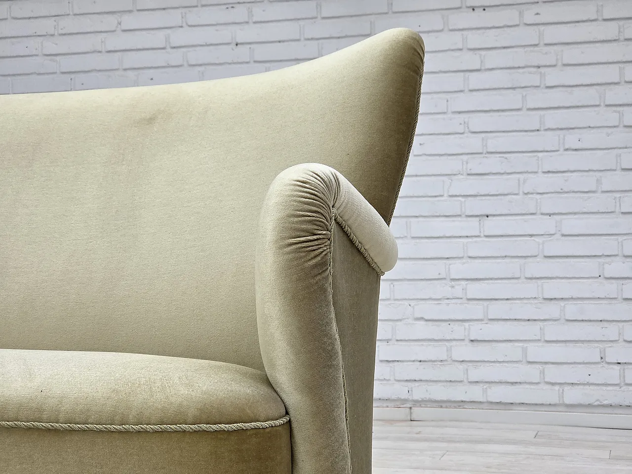 Divano danese a 2 posti, velluto verde, gambe in faggio, Anni '60 4