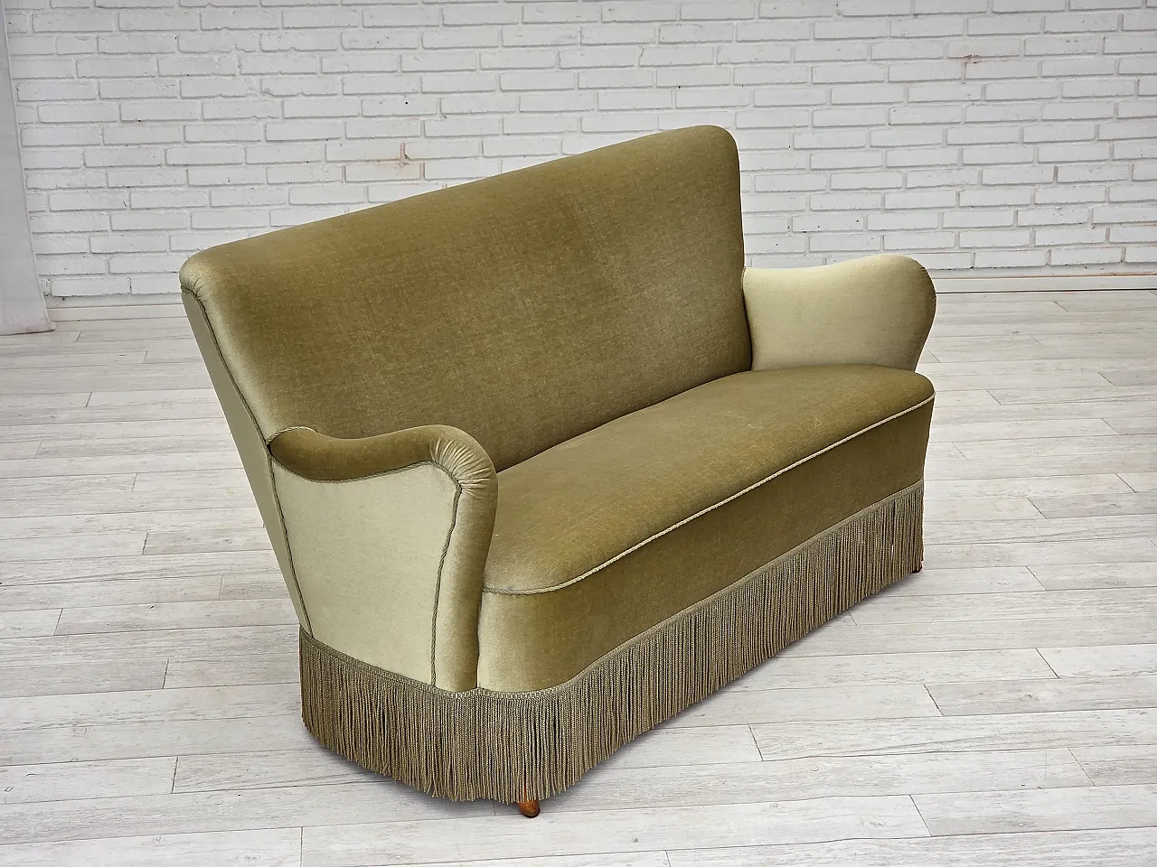 Divano danese a 2 posti, velluto verde, gambe in faggio, Anni '60 6