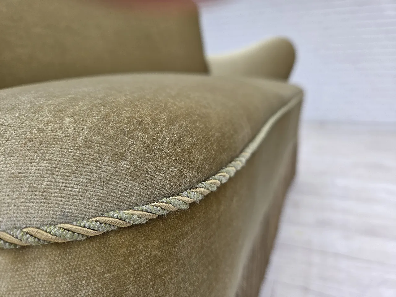 Divano danese a 2 posti, velluto verde, gambe in faggio, Anni '60 9