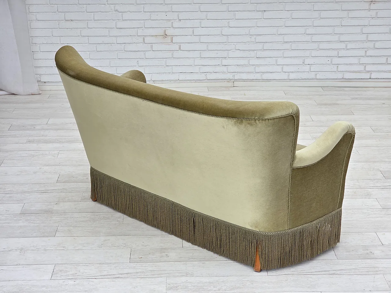 Divano danese a 2 posti, velluto verde, gambe in faggio, Anni '60 11