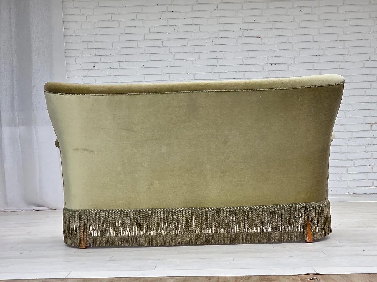 Divano danese a 2 posti, velluto verde, gambe in faggio, Anni '60 12