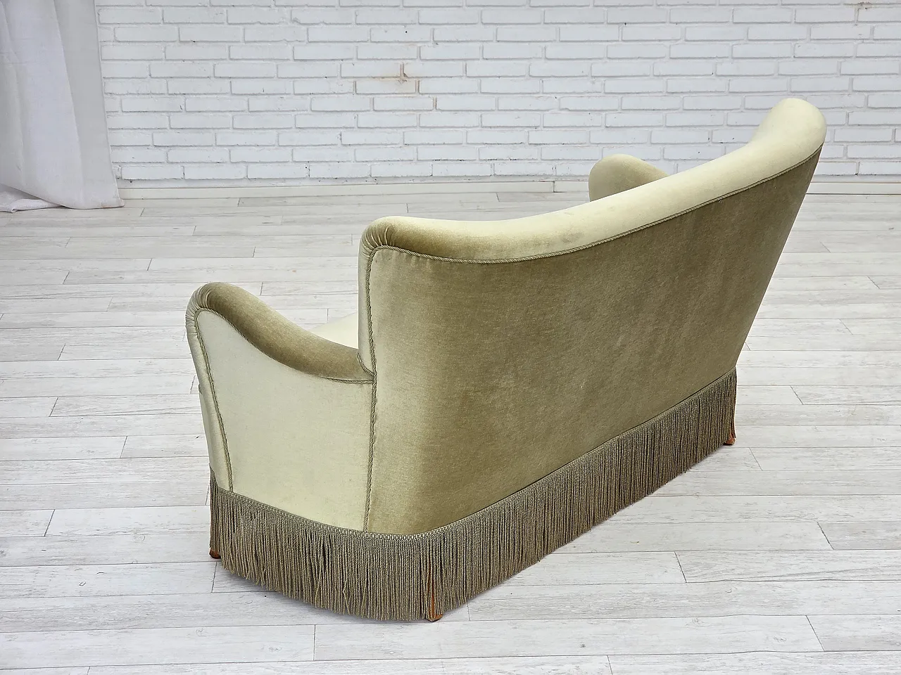 Divano danese a 2 posti, velluto verde, gambe in faggio, Anni '60 13