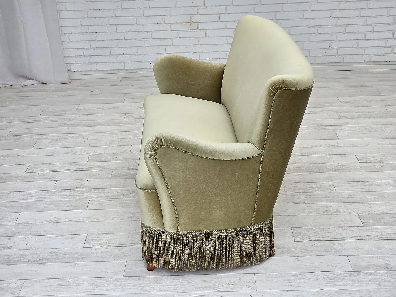 Divano danese a 2 posti, velluto verde, gambe in faggio, Anni '60 15