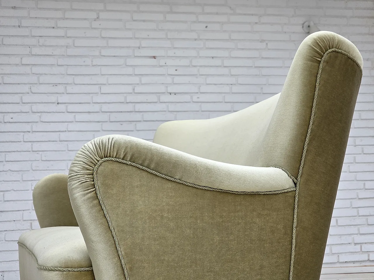 Divano danese a 2 posti, velluto verde, gambe in faggio, Anni '60 16