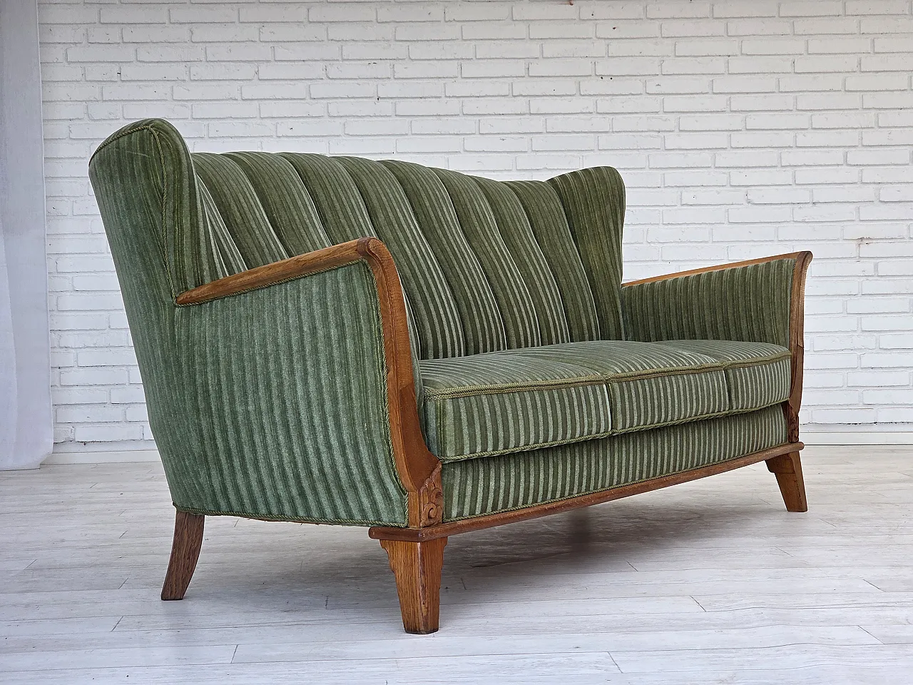 Anni '60, divano danese a 3 posti, velluto per mobili verdi, legno di quercia. 1