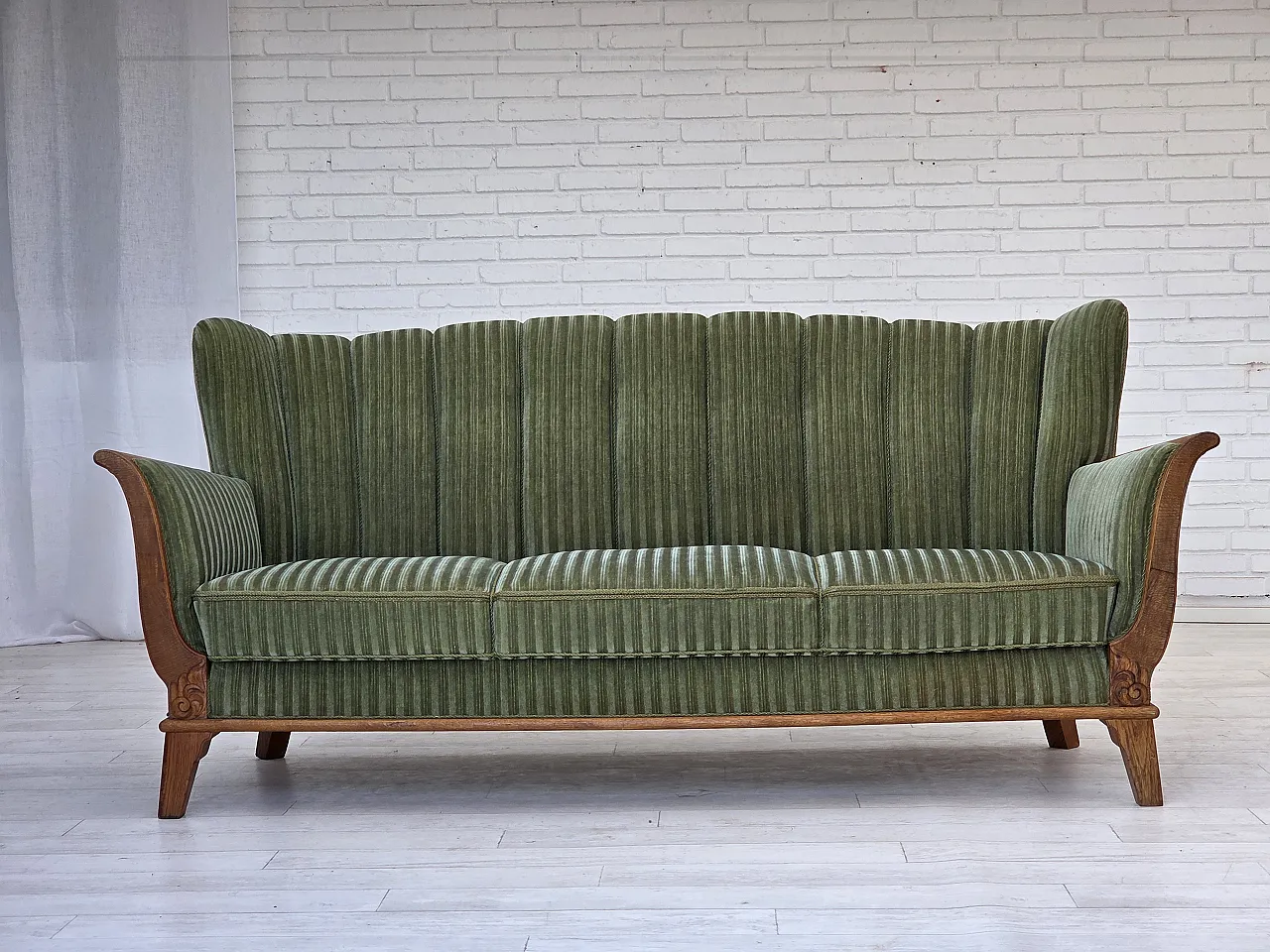 Anni '60, divano danese a 3 posti, velluto per mobili verdi, legno di quercia. 2