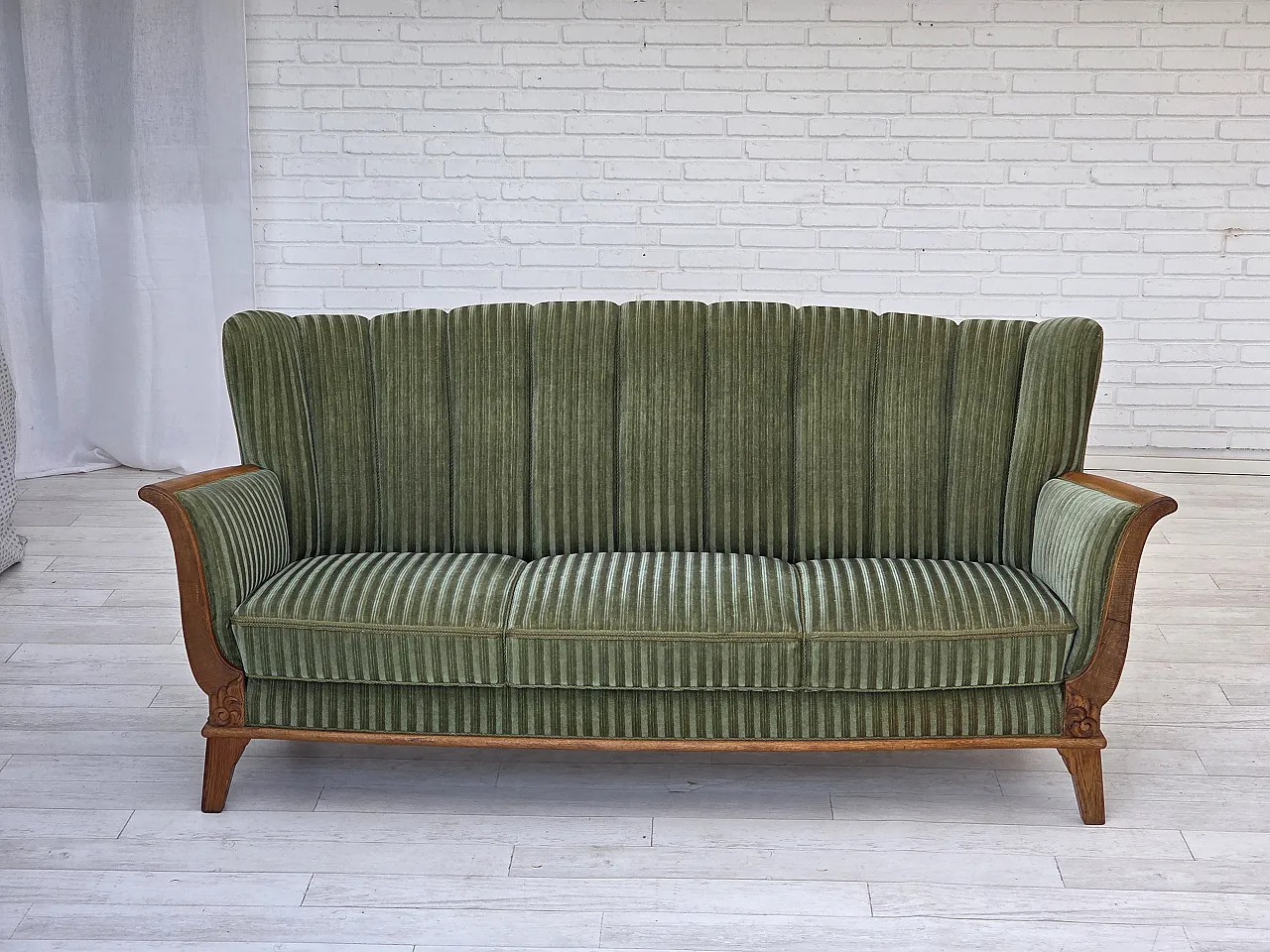 Anni '60, divano danese a 3 posti, velluto per mobili verdi, legno di quercia. 3