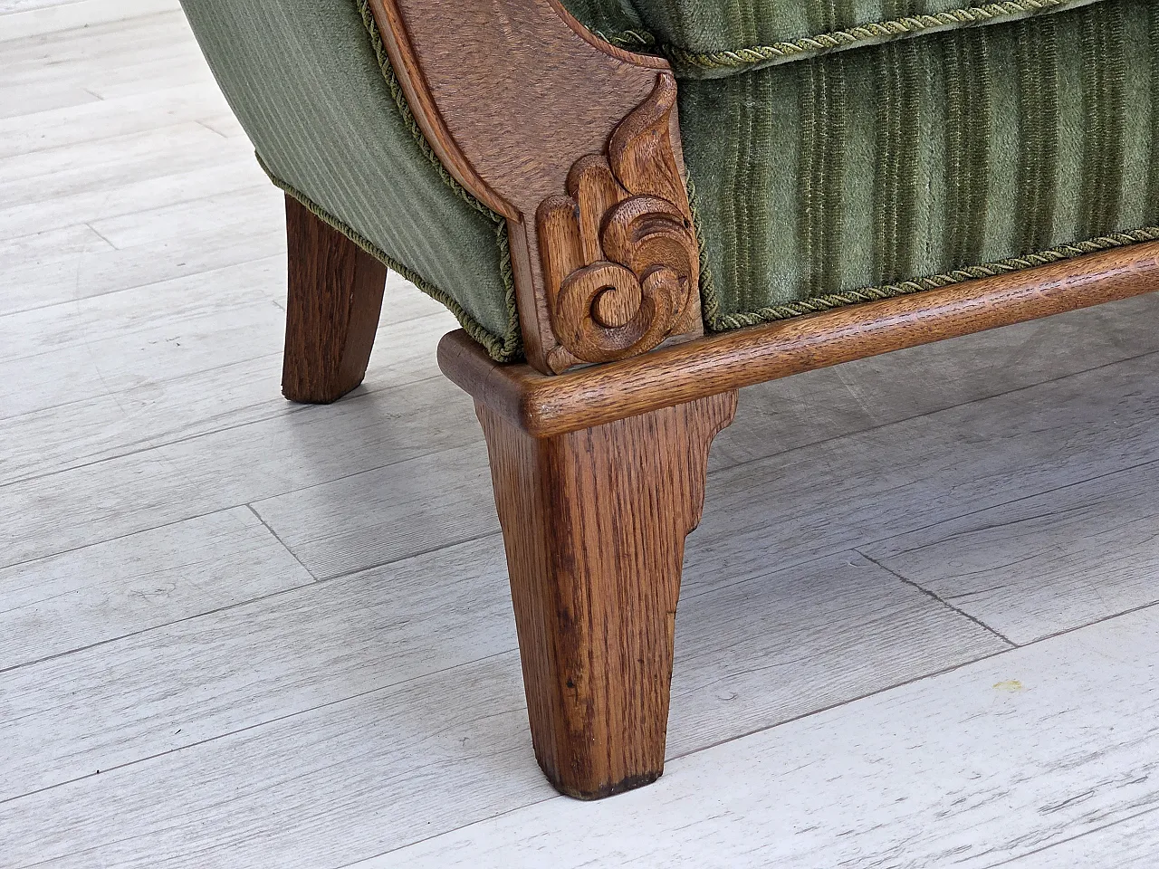 Anni '60, divano danese a 3 posti, velluto per mobili verdi, legno di quercia. 5