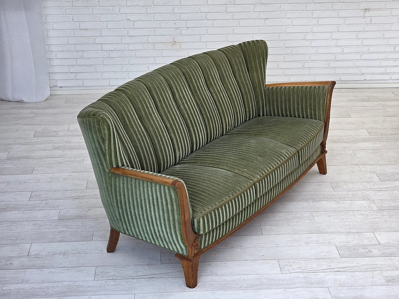 Anni '60, divano danese a 3 posti, velluto per mobili verdi, legno di quercia. 6
