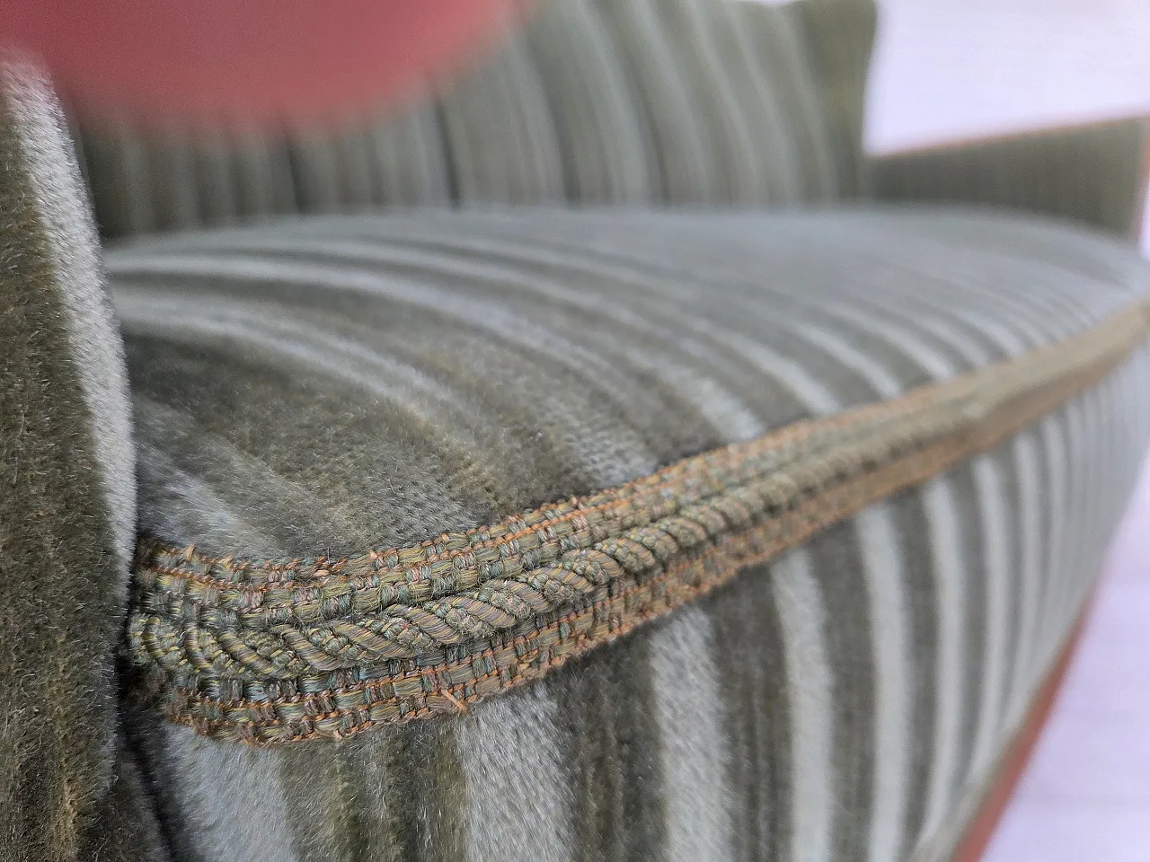 Anni '60, divano danese a 3 posti, velluto per mobili verdi, legno di quercia. 7