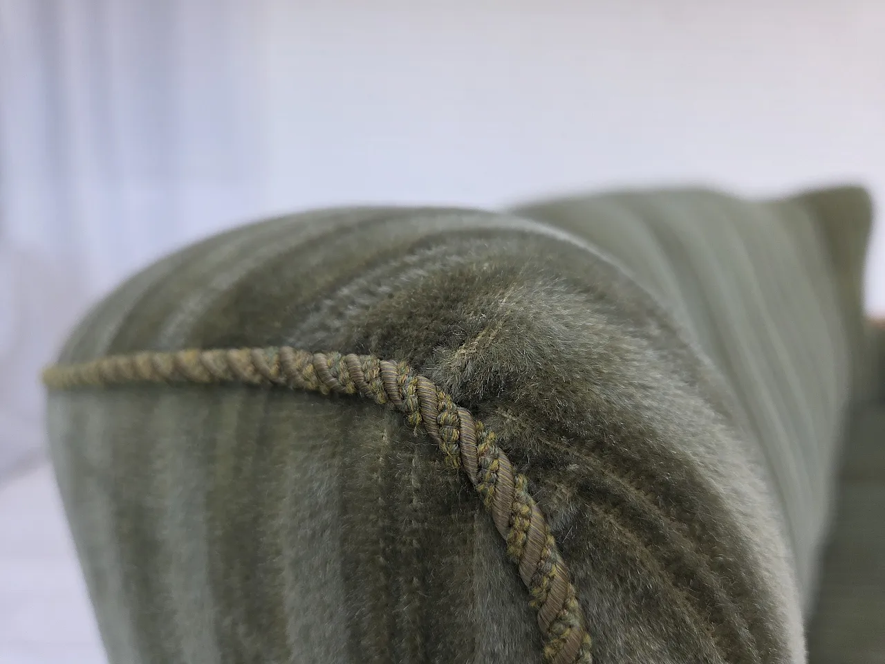 Anni '60, divano danese a 3 posti, velluto per mobili verdi, legno di quercia. 9