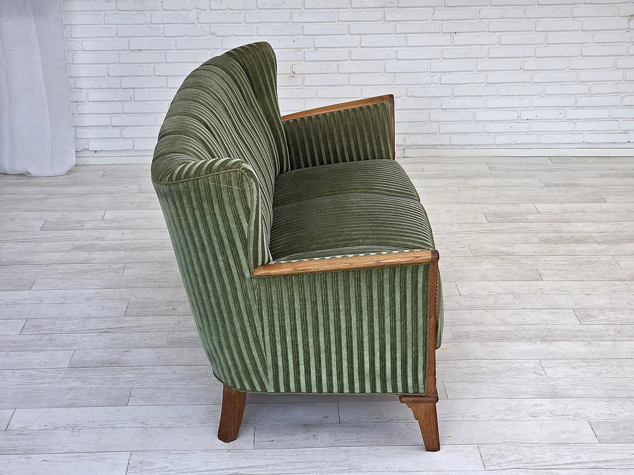 Anni '60, divano danese a 3 posti, velluto per mobili verdi, legno di quercia. 11