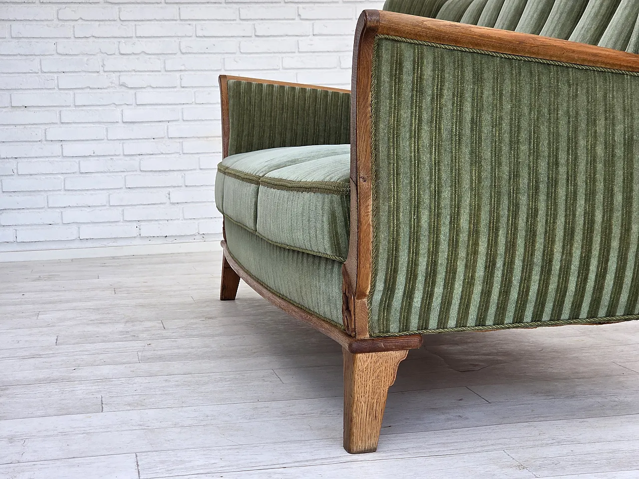 Anni '60, divano danese a 3 posti, velluto per mobili verdi, legno di quercia. 16