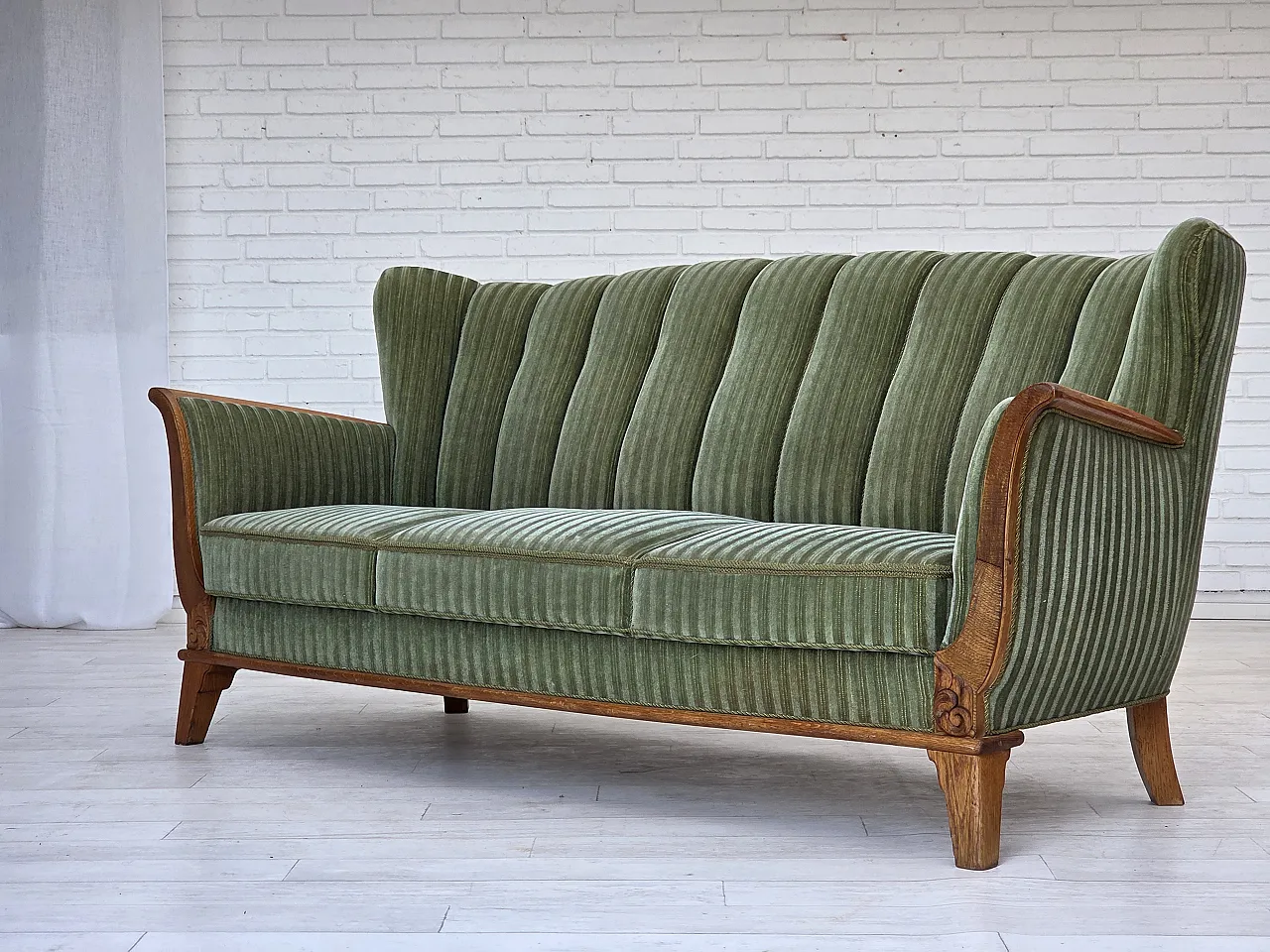 Anni '60, divano danese a 3 posti, velluto per mobili verdi, legno di quercia. 17