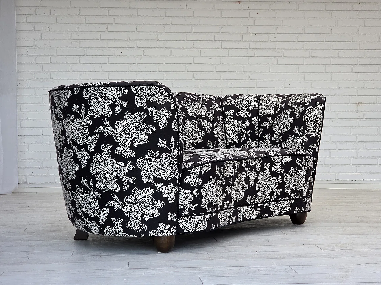 Anni '60, divano "banan" danese a 2 posti, tessuto nero-bianco, legno di faggio. 1