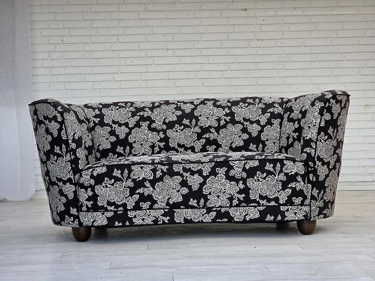 Anni '60, divano "banan" danese a 2 posti, tessuto nero-bianco, legno di faggio. 2