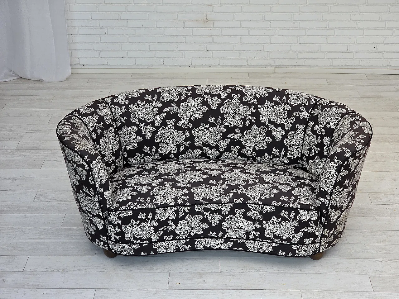 Anni '60, divano "banan" danese a 2 posti, tessuto nero-bianco, legno di faggio. 3
