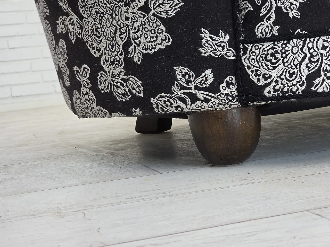 Anni '60, divano "banan" danese a 2 posti, tessuto nero-bianco, legno di faggio. 4