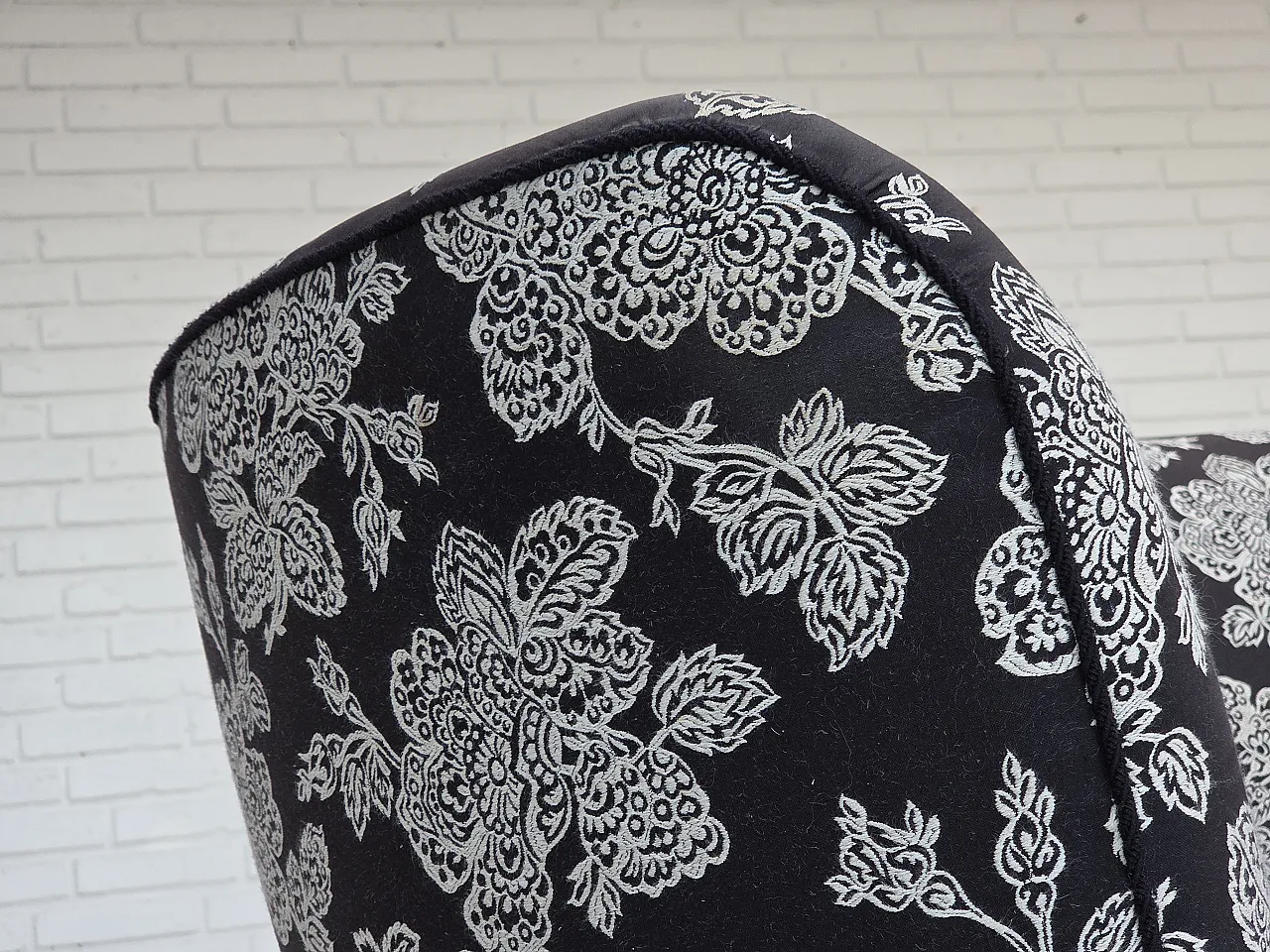 Anni '60, divano "banan" danese a 2 posti, tessuto nero-bianco, legno di faggio. 5