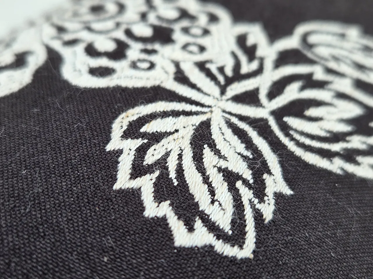 Anni '60, divano "banan" danese a 2 posti, tessuto nero-bianco, legno di faggio. 7