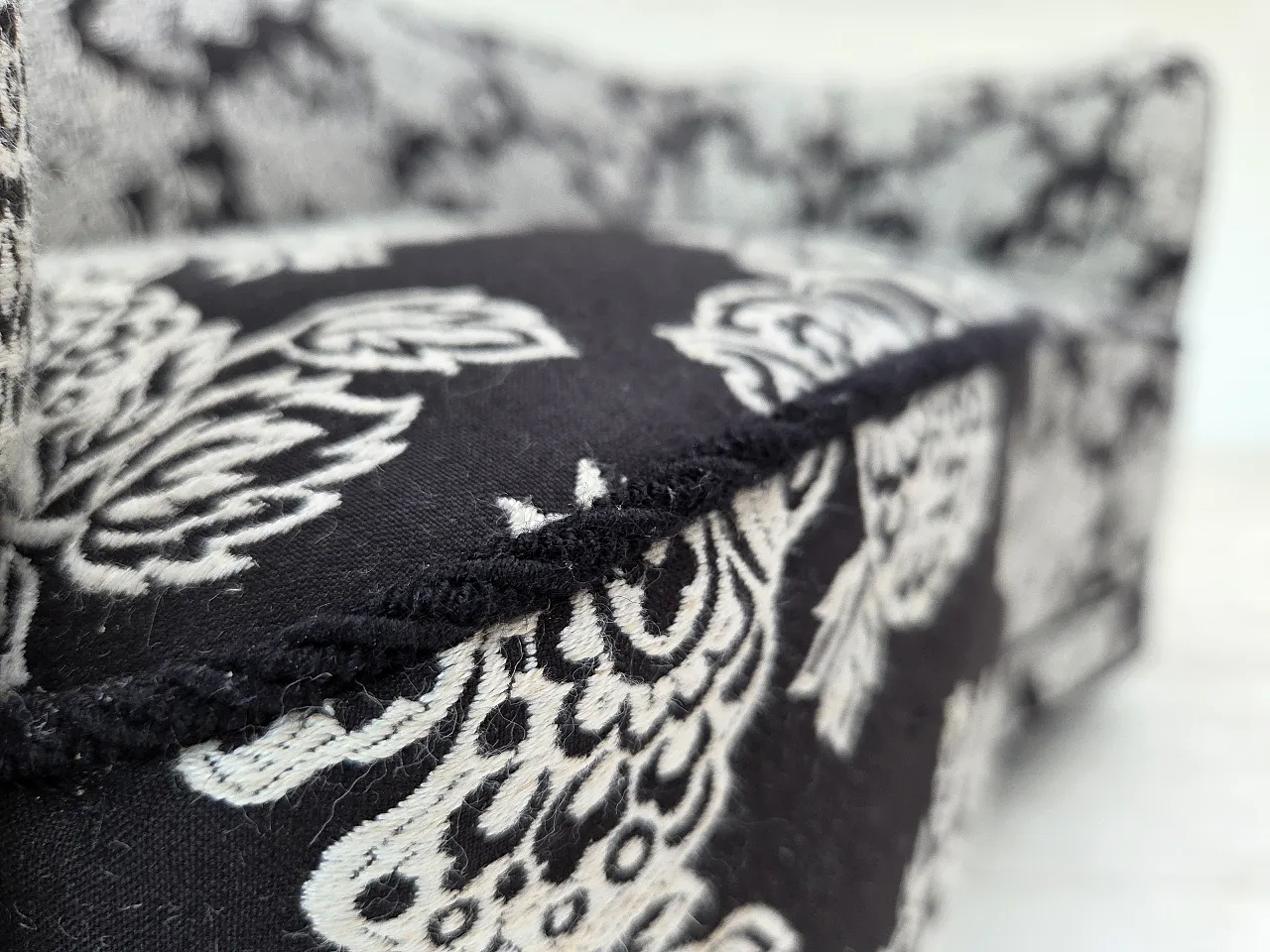 Anni '60, divano "banan" danese a 2 posti, tessuto nero-bianco, legno di faggio. 9