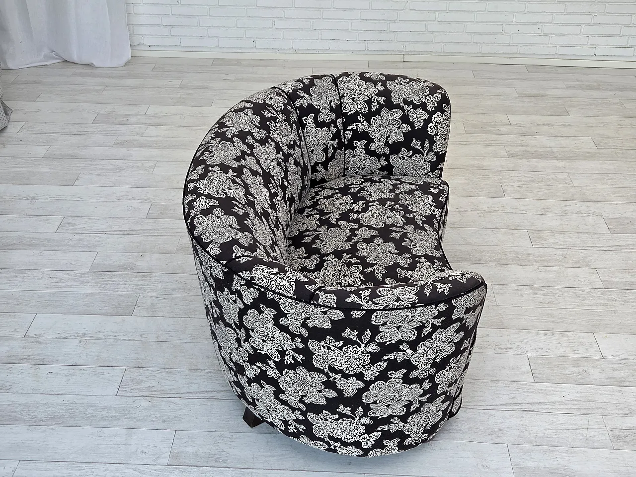 Anni '60, divano "banan" danese a 2 posti, tessuto nero-bianco, legno di faggio. 10