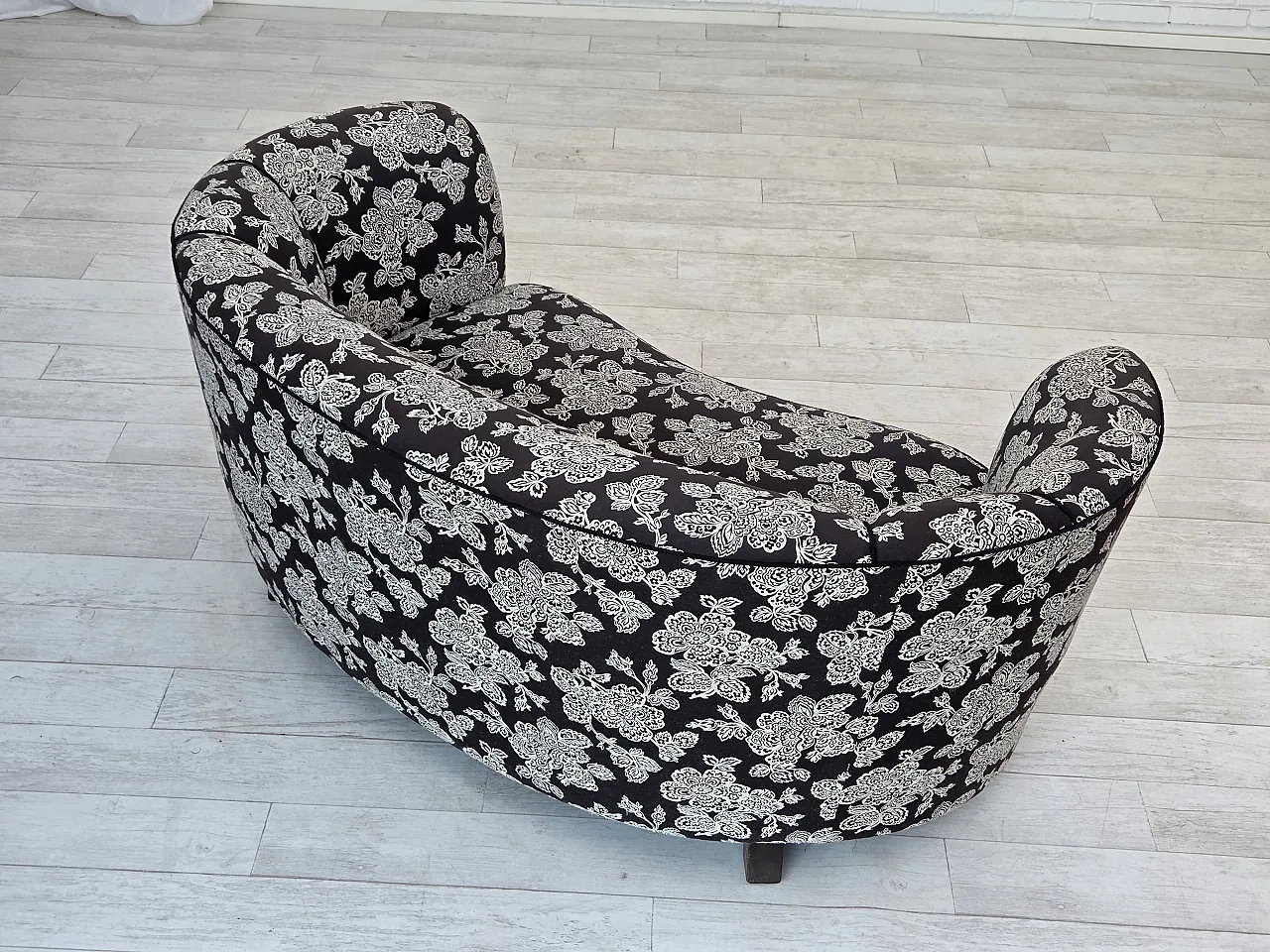 Anni '60, divano "banan" danese a 2 posti, tessuto nero-bianco, legno di faggio. 12