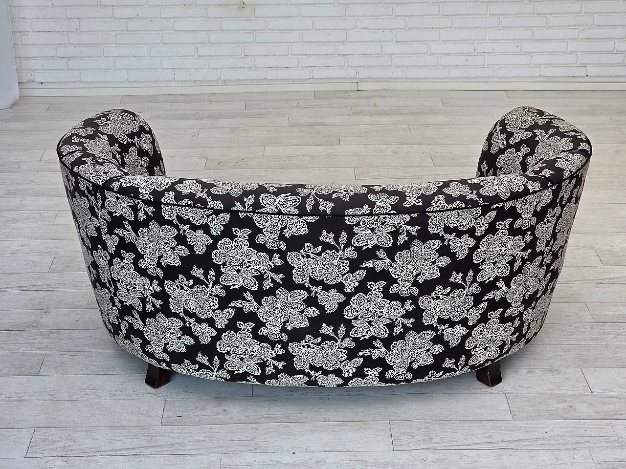 Anni '60, divano "banan" danese a 2 posti, tessuto nero-bianco, legno di faggio. 13