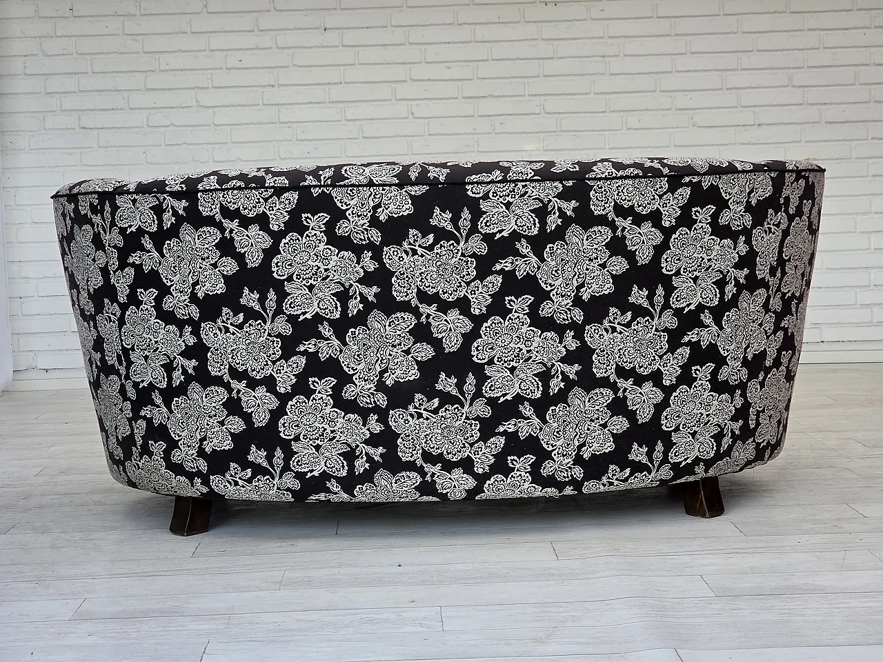 Anni '60, divano "banan" danese a 2 posti, tessuto nero-bianco, legno di faggio. 14