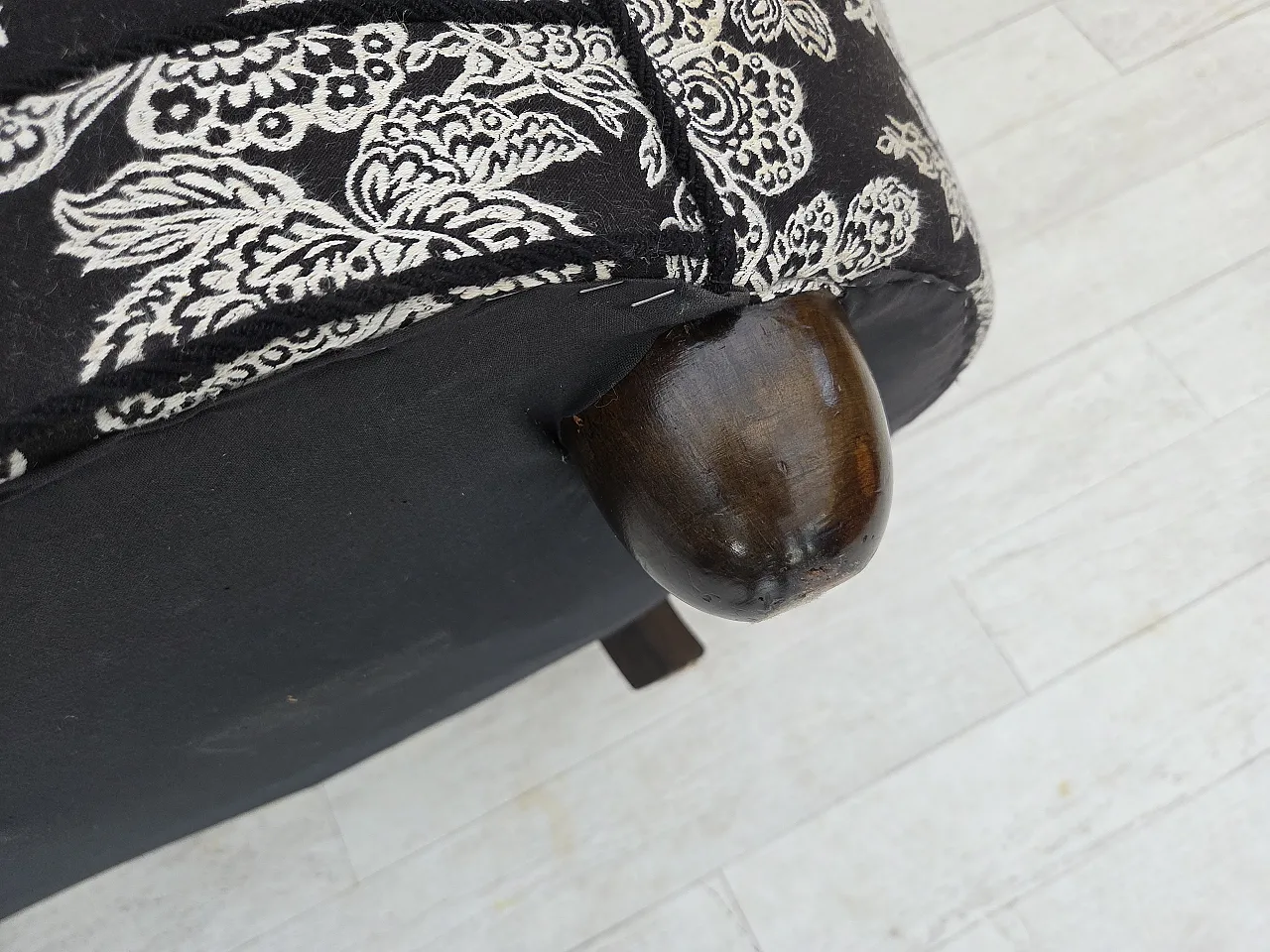 Anni '60, divano "banan" danese a 2 posti, tessuto nero-bianco, legno di faggio. 18