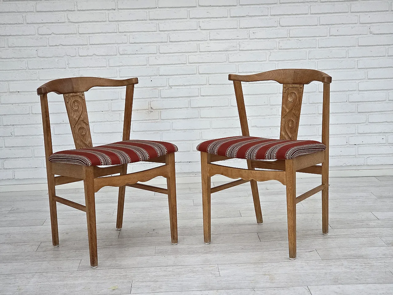 Coppia di sedie da pranzo danesi in quercia e lana, anni '60 2