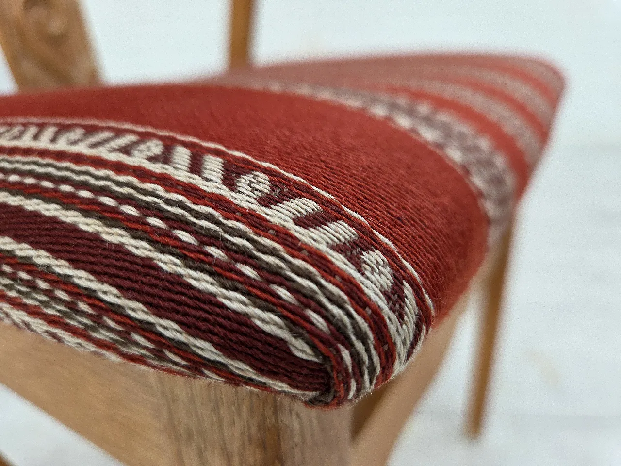 Coppia di sedie da pranzo danesi in quercia e lana, anni '60 6