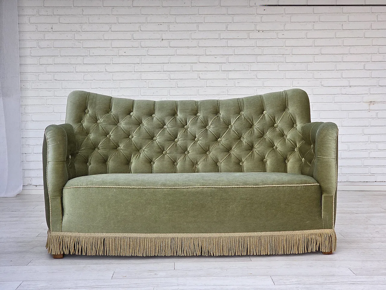 Divano danese in velluto verde chiaro, anni '60 1