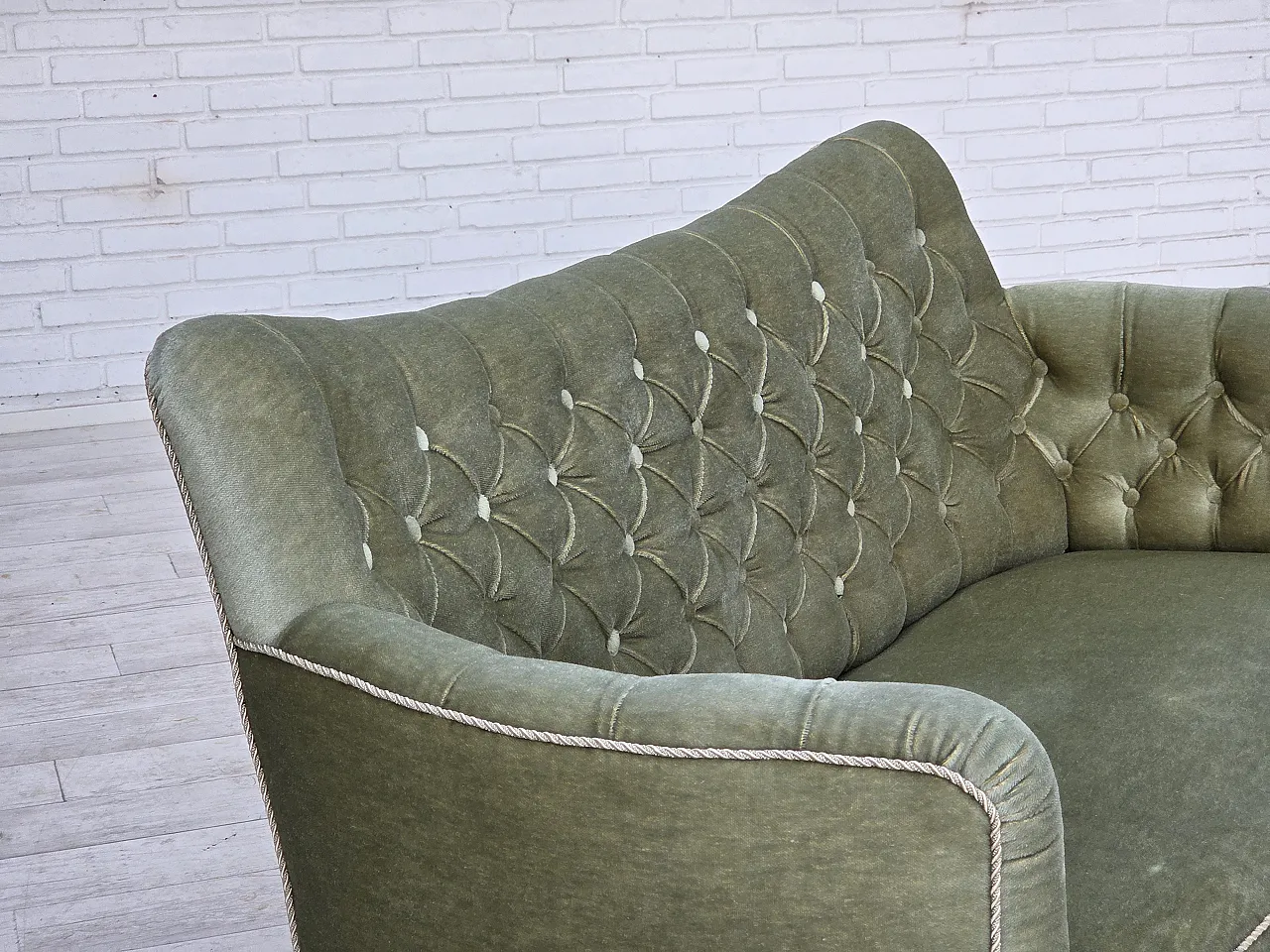 Divano danese in velluto verde chiaro, anni '60 4