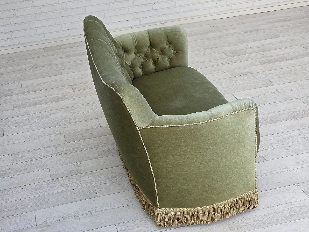 Divano danese in velluto verde chiaro, anni '60 8
