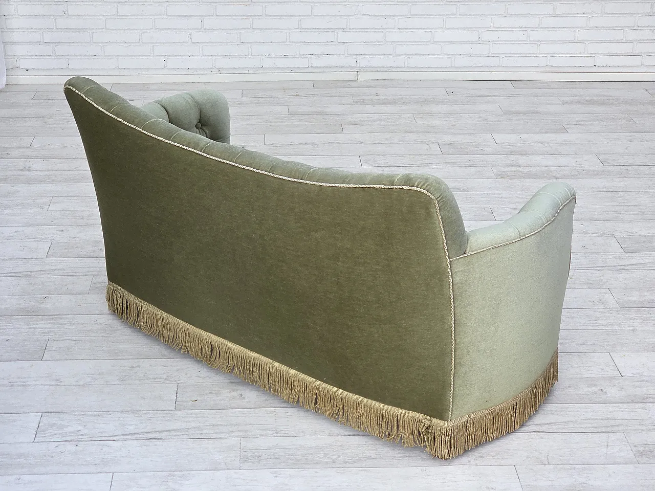 Divano danese in velluto verde chiaro, anni '60 10