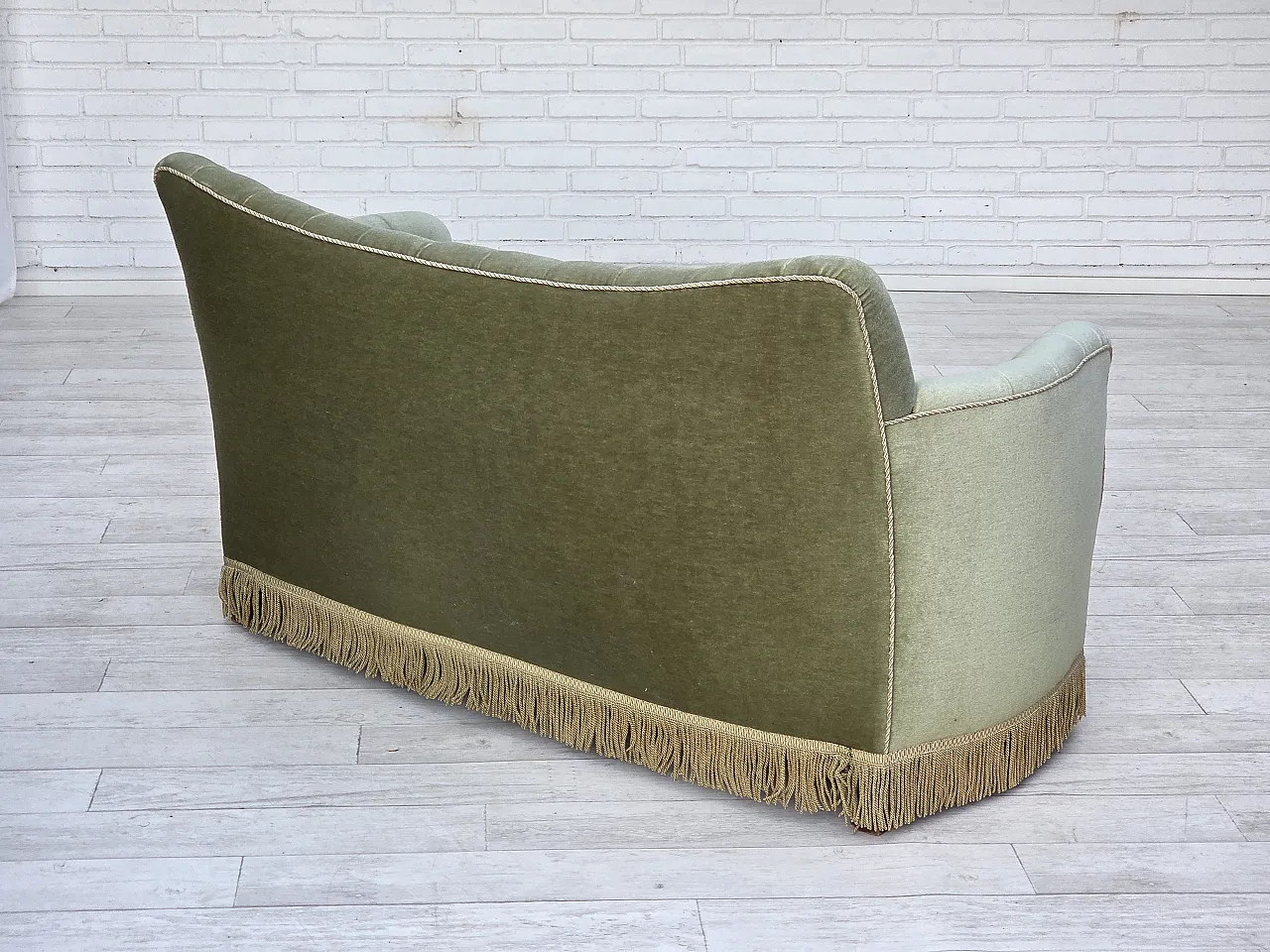 Divano danese in velluto verde chiaro, anni '60 11
