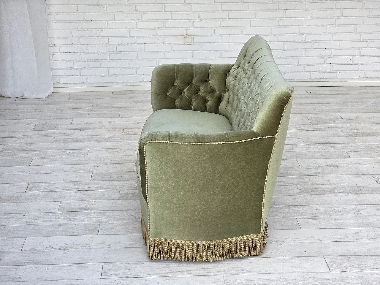 Divano danese in velluto verde chiaro, anni '60 14
