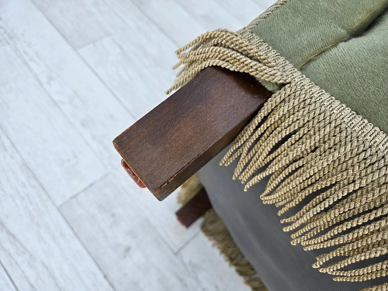 Divano danese in velluto verde chiaro, anni '60 17