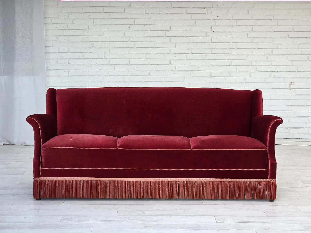 Divano danese a 3 posti, velluto rosso ciliegia, anni '60 1