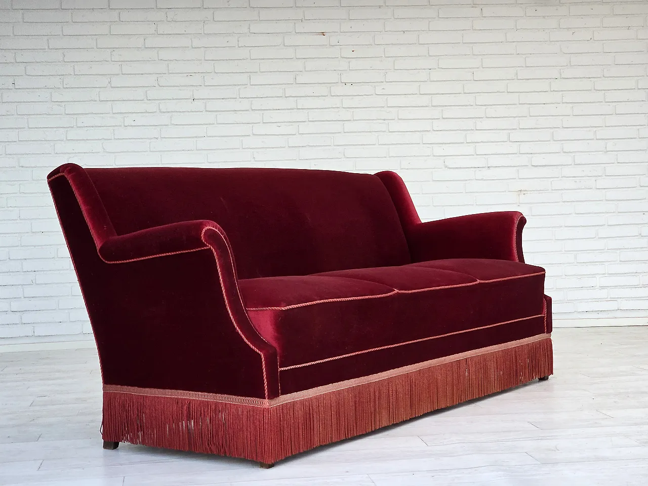 Divano danese a 3 posti, velluto rosso ciliegia, anni '60 5