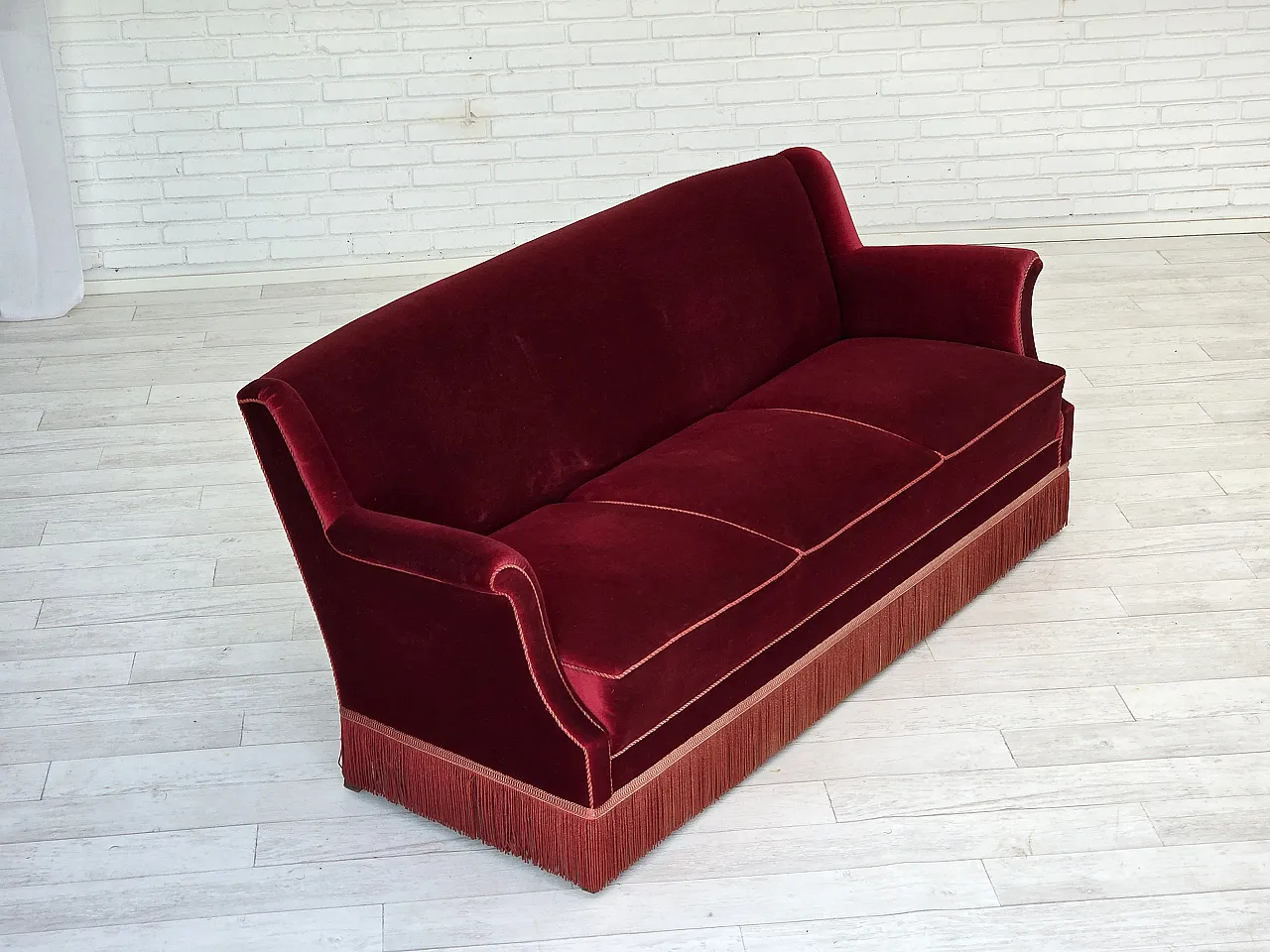 Divano danese a 3 posti, velluto rosso ciliegia, anni '60 6