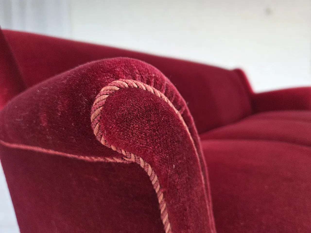 Divano danese a 3 posti, velluto rosso ciliegia, anni '60 7