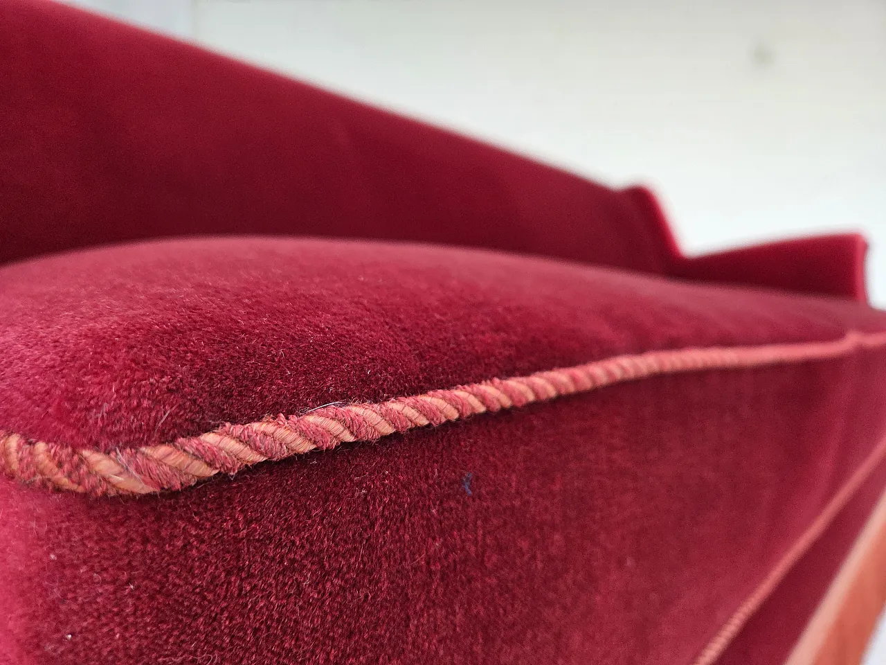 Divano danese a 3 posti, velluto rosso ciliegia, anni '60 8