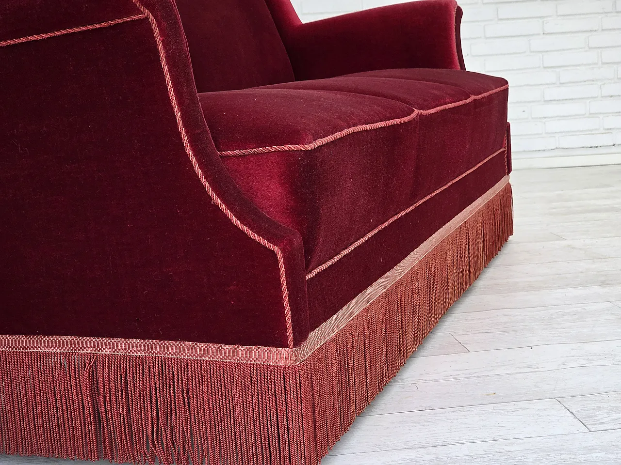 Divano danese a 3 posti, velluto rosso ciliegia, anni '60 9