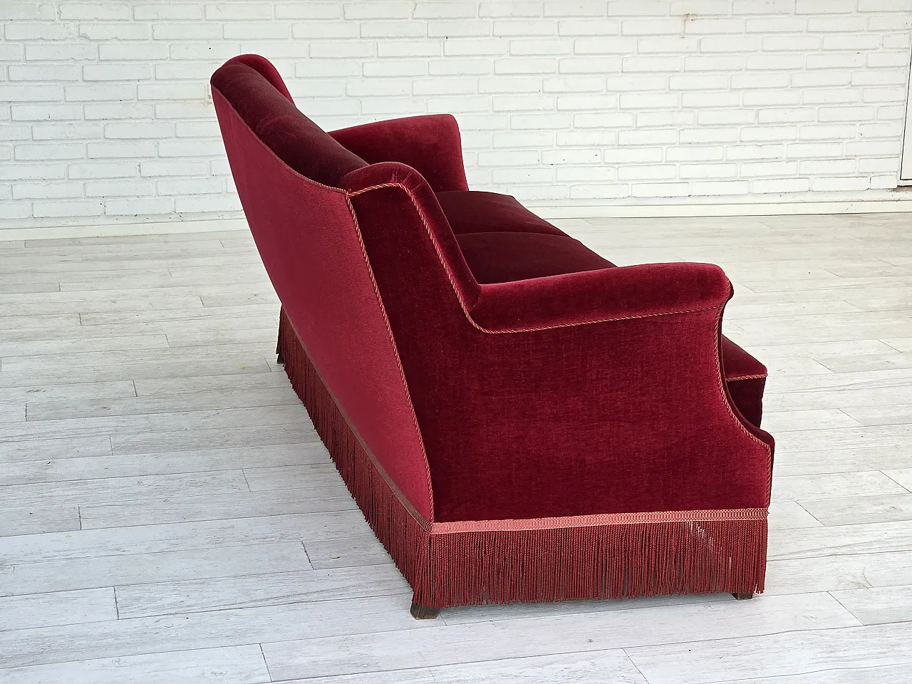 Divano danese a 3 posti, velluto rosso ciliegia, anni '60 11